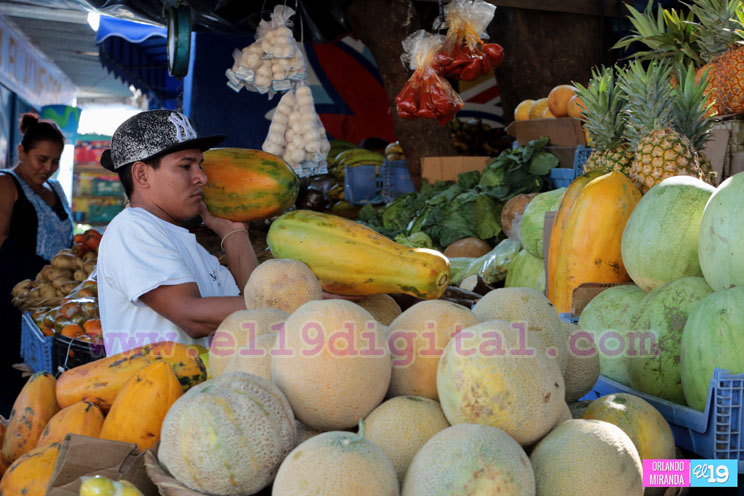 Venta de mariscos y frutas de temporada en los mercados capitalinos